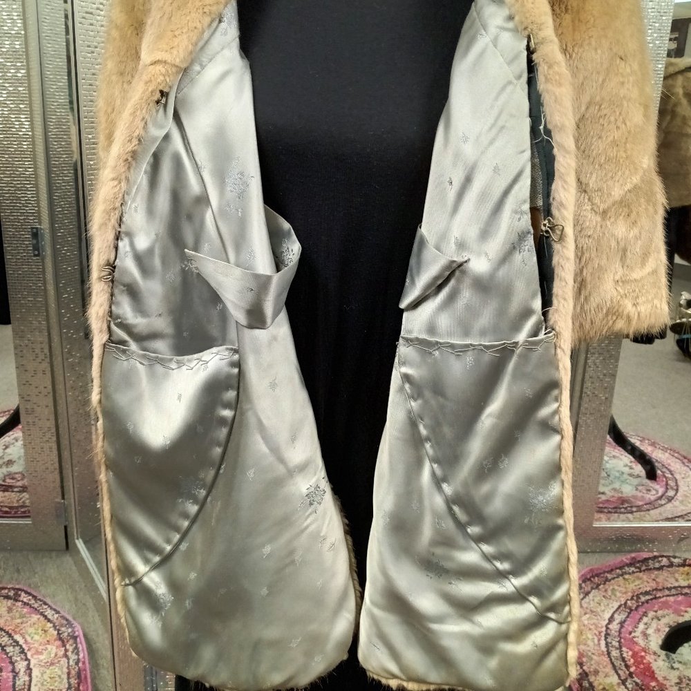 Vintage Fur Label Authority shawl - Picture 5 of 7